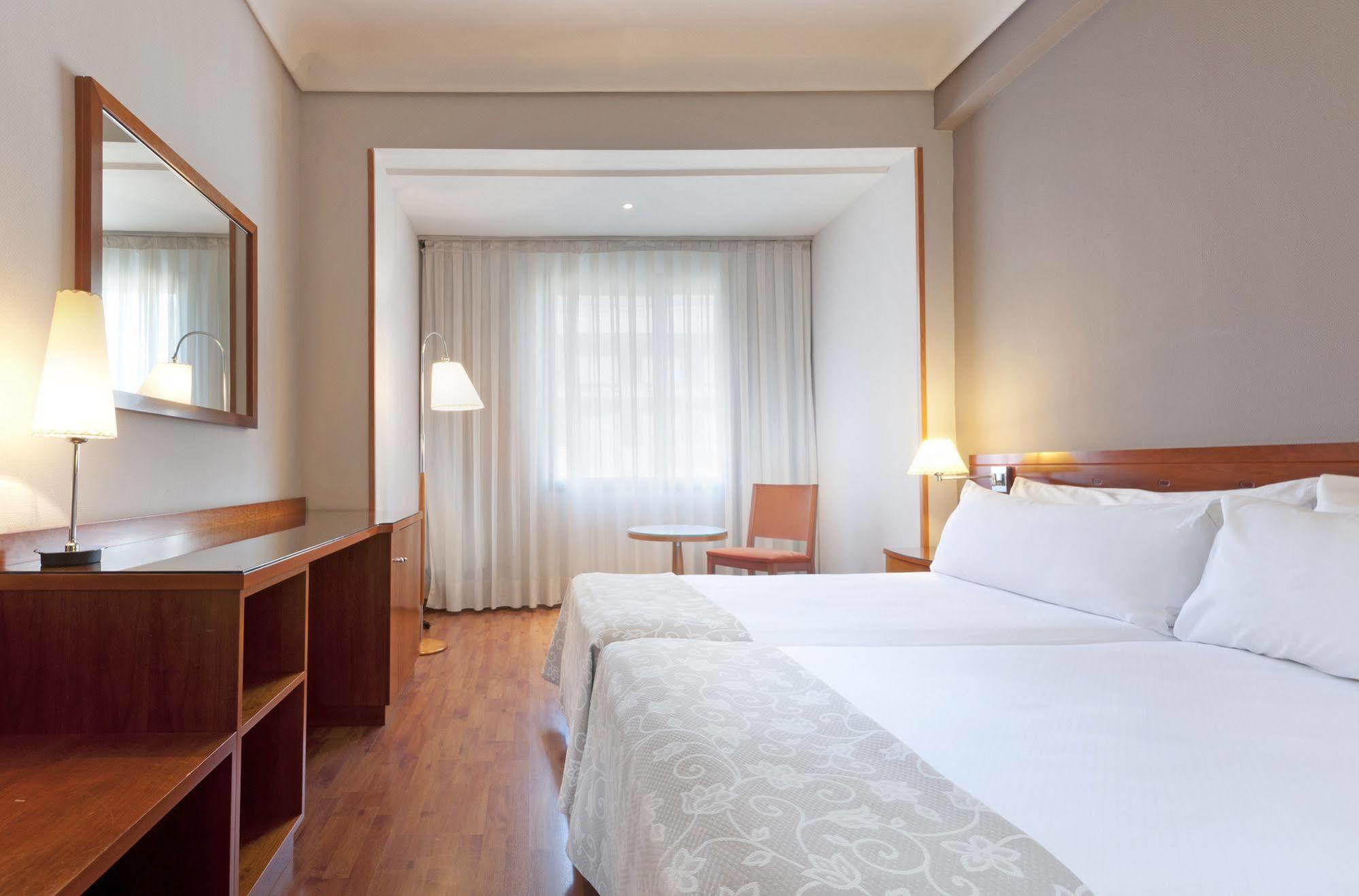 Hotel Madrid Centro, Affiliated By Melia Dış mekan fotoğraf